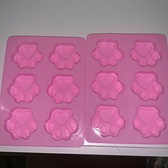 2 ice cube/chocolate/ soap paw molds - Picture 3 of 5